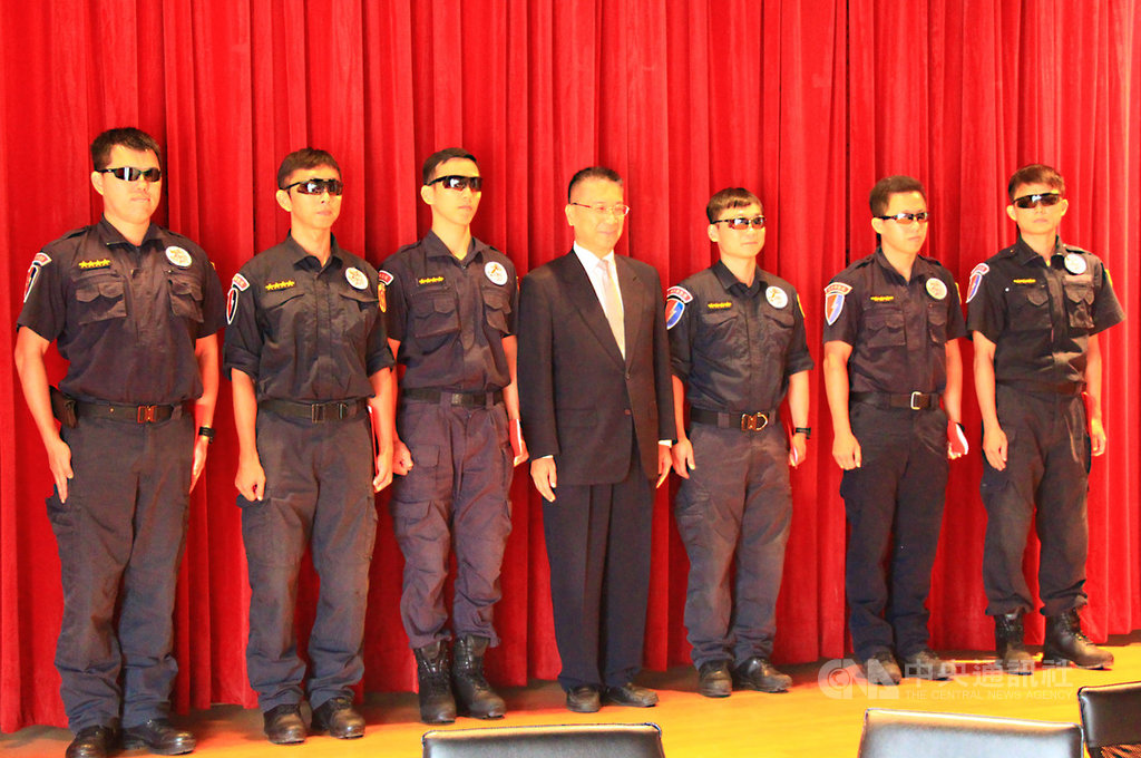 警方經長期跟監調查,10日在嘉義大埔圍捕槍擊要犯陳宏宗,過程中擊斃陳宏宗。內政部長徐國勇(中)11日前往刑事局中部打擊犯罪中心表揚破案有功人員,也希望司法單位與全國民眾支持警察,尊重警察執行公權力。中央社記者蘇木春攝 108年7月11日