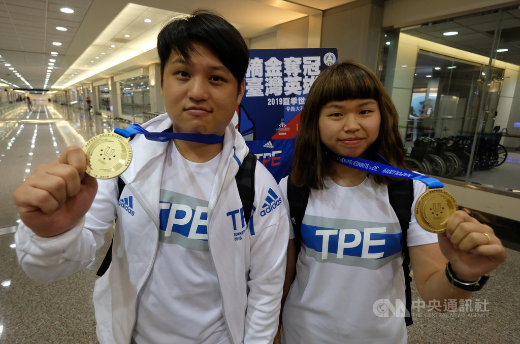 台灣射擊隊余艾玟(右)、郭冠廷(左)在2019拿坡里世大運混雙10公尺空氣手槍項目中奪金,11日晚間搭機返台,他們表示,與韓國選手比賽過程中相當緊張,「還好穩住了,才獲得最後勝利」。中央社記者邱俊欽桃園機場攝 108年7月11日