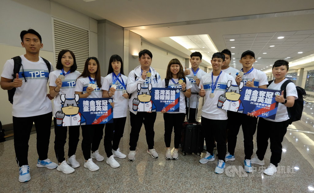 參加2019拿坡里世大運的射擊、跆拳道選手11日晚間搭機返台,體育署派人前往接機,向選手的優秀表現致敬。中央社記者邱俊欽桃園機場攝 108年7月11日