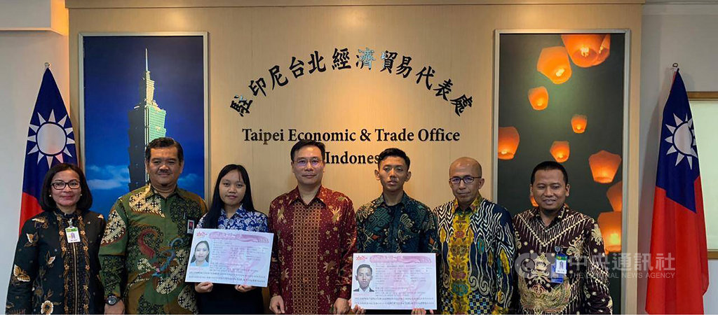 製造業7月起可直接聘僱首次到台灣工作的印尼移工,透過直聘找到工作的Anggie Monicha (左3)、Muhammad Ghani Khusaeni Pratama(右3)11日在中華民國駐印尼代表處率先取得簽證。(中華民國駐尼代表處提供)中央社記者石秀娟傳真 108年7月11日