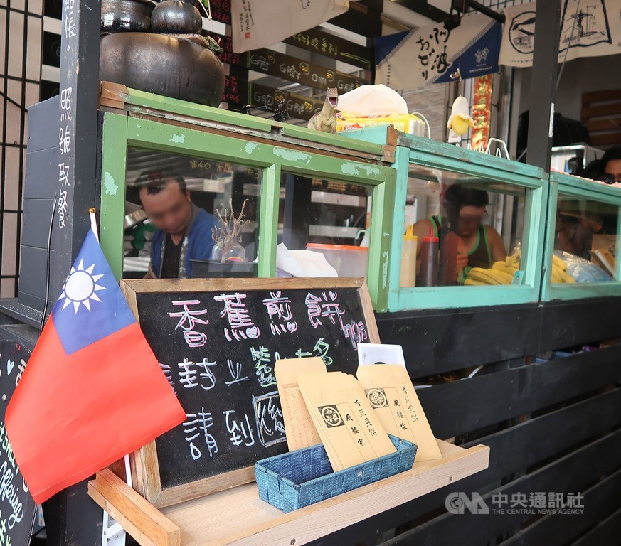 日前「高雄觀光日」發生鹽埕區煎餅店事件,罷韓和韓粉互嗆,10日深夜罷韓煎餅店老闆表示自己因連日輿論精神耗弱。圖為煎餅店日前於高雄觀光日時營業情形。(資料照片)中央社記者王淑芬攝 108年7月11日
