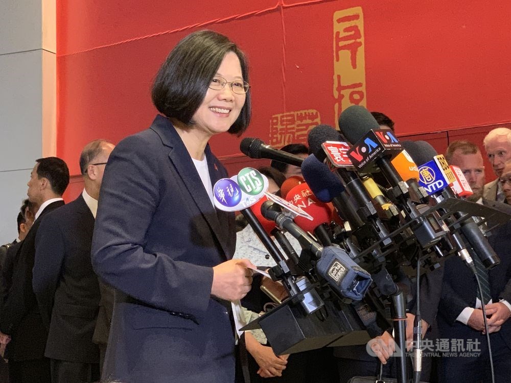 總統蔡英文「自由民主永續之旅」過境美國,美東時間11日在駐紐約辦事處會見友邦駐聯合國常任代表前接受媒體訪問。中央社記者尹俊傑紐約攝 108年7月12日