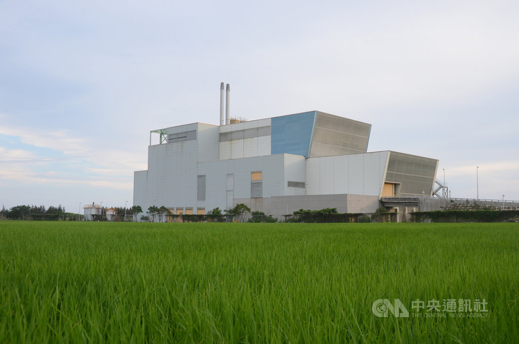 台東各鄉鎮垃圾掩埋場趨於飽和,台東縣環保局將於22日起一連舉辦5場分區「台東縣垃圾自主處理說明會」,對目前垃圾危機及評估啟用焚化廠的規劃做出說明。(檔案照片)中央社記者盧太城台東攝 108年7月12日