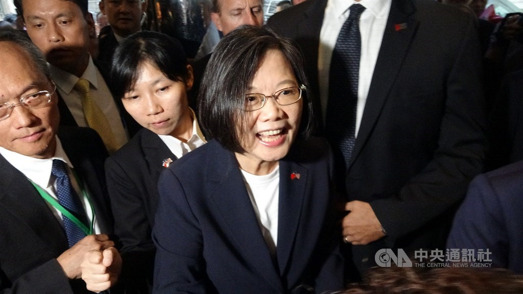 總統蔡英文「自由民主永續之旅」美東時間11日過境美國紐約,上百名僑胞到場歡迎。中央社記者江今葉紐約攝 108年7月12日