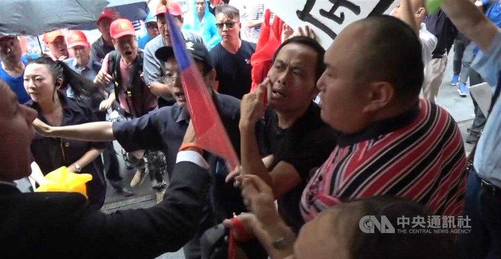 總統蔡英文紐約下榻飯店附近,大批中國民運人士與中國社團聚集,雙方叫陣,大打出手。中央社記者尹俊傑紐約攝 108年7月12日