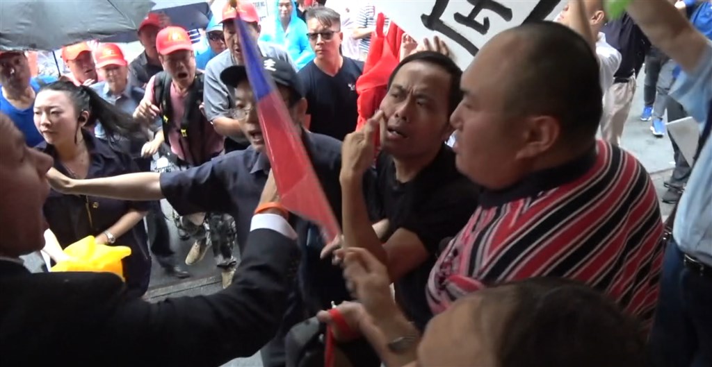 總統蔡英文紐約下榻飯店附近,大批中國民運人士與中國社團聚集,雙方叫陣,大打出手。中央社記者尹俊傑紐約攝 108年7月12日
