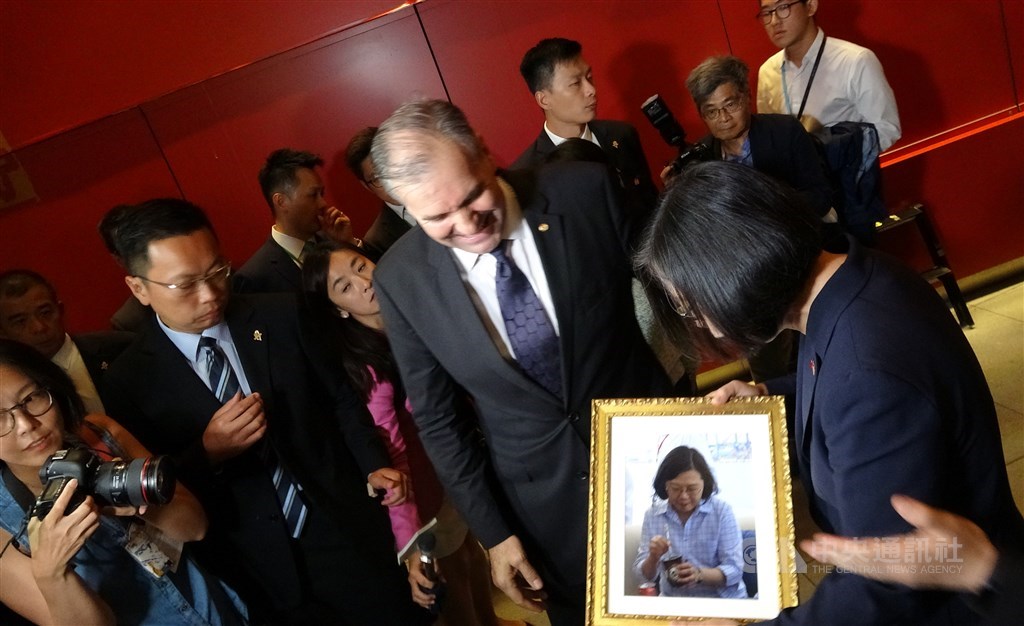 巴拉圭駐聯合國常代亞里歐拉特別帶著蔡總統本人照片,致贈蔡總統。中央社記者江今葉紐約攝 108年7月12日