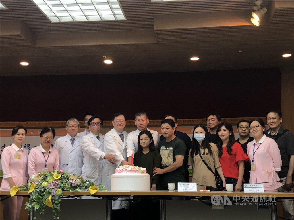 38歲陳小姐(前右5)日前靠人工心臟維持生命,在心臟停跳的第50天,成功進行心臟移植且追蹤半年無排斥反應,創下國內最久的心臟停跳紀錄。中央社記者張茗喧攝 108年7月12日