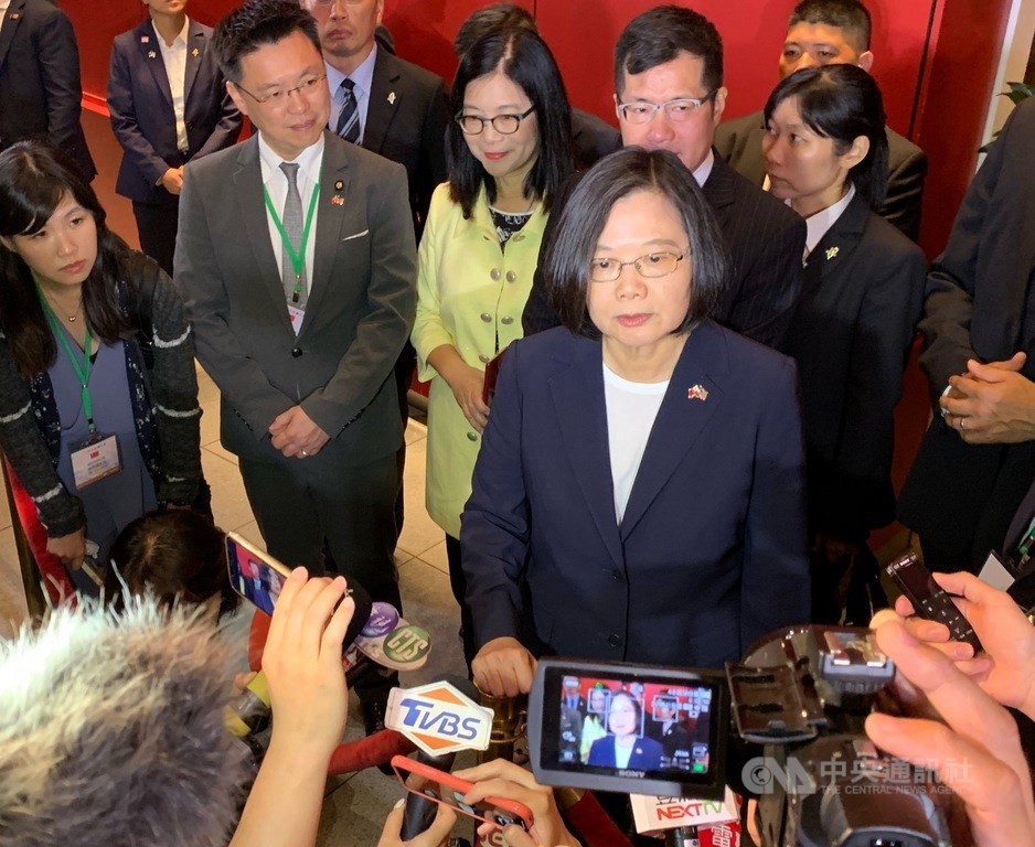 總統蔡英文(前右)11日(美東時間)回應香港議題表示,香港人民這段時期以來走上街頭表達希望有民主與自由、希望人權被尊重,她希望香港政府必須回應人民的希望與訴求,讓香港社會可以回歸穩定。中央社記者張新偉紐約攝 108年7月12日
