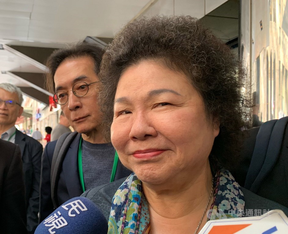 總統府秘書長陳菊(前)隨總統蔡英文出訪,過境紐約,12日上午(當地時間)回應北京宣布制裁對台軍售的美國企業一事表示,「我們希望給台灣更大空間,相信美國政府會給予台灣應有空間,全世界都一樣」。中央社記者張新偉紐約攝 108年7月12日