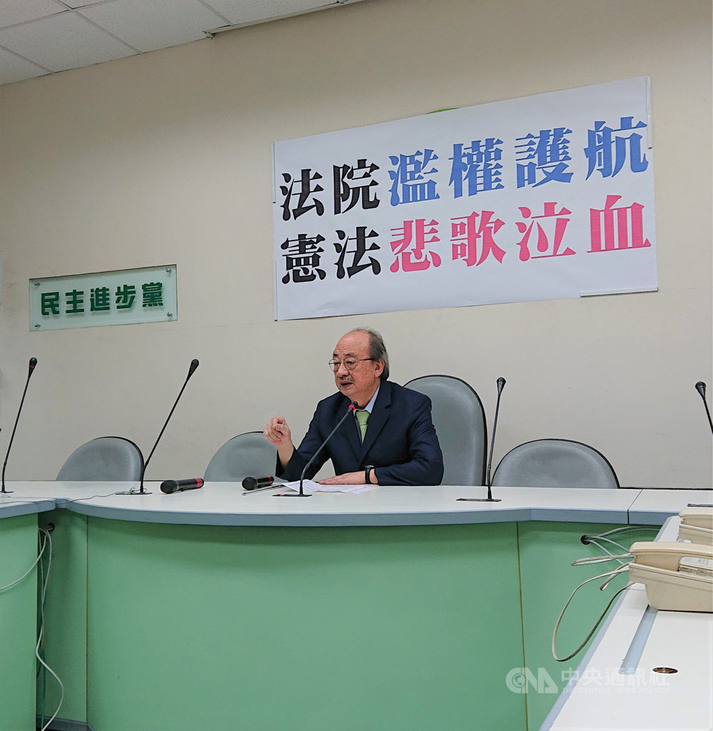 前總統馬英九被控涉洩密,台灣高等法院更一審今天審結,馬英九無罪確定。對於判決結果,民進黨立委柯建銘今天中午召開記者會說,這是法院濫權護航,更踐踏憲法而視其如無物,他心情也十分沉重,這並不是個案官司輸贏問題,而是判決結果對於憲政體制的運作影響深遠。中央社記者王揚宇攝 108年7月12日