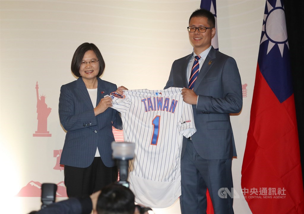 總統蔡英文(左)展開自由民主永續之旅出訪友邦,去程過境紐約,12日(當地時間)出席主流暨僑界人士晚宴,長期在台灣舉辦「台灣日」活動的美國職棒大聯盟紐約大都會隊代表王偉成(右)送上寫著TAIWAN、背號1號的球衣給蔡總統。中央社記者張新偉紐約攝 108年7月13日