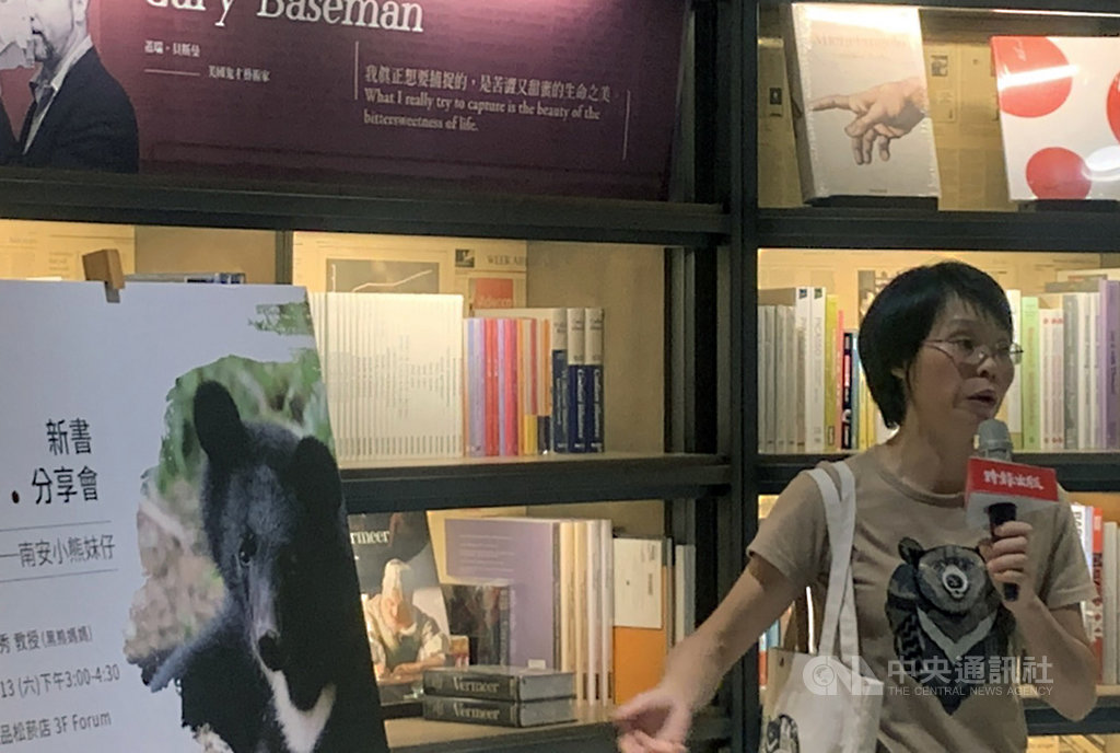 屏東科技大學野生動物保育研究所副教授、「黑熊媽媽」黃美秀,將與熊媽媽走散的南安小熊「妹仔」,一路從照養到野放的歷程寫成新書「小熊回家:南安小熊教我們的事」,13日在台北舉行發表會。中央社記者陳政偉攝 108年7月13日