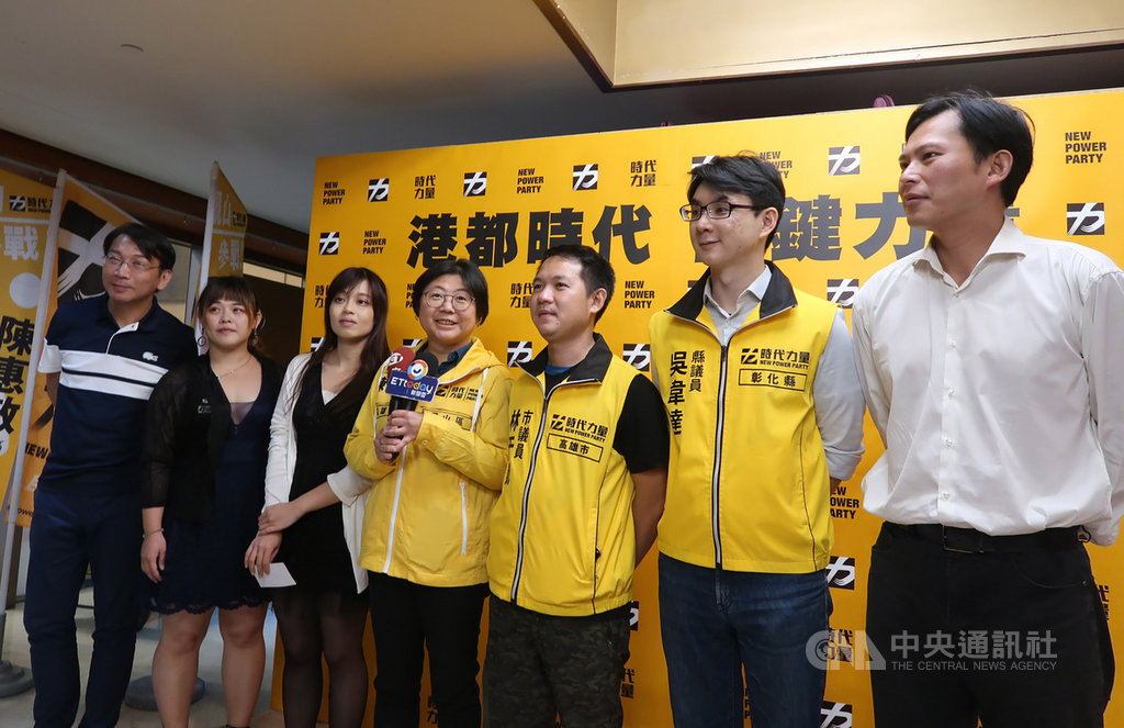 時代力量高雄黨部13日晚間在高雄海寶國際大飯店舉辦募款餐會,黨籍立委黃國昌(右)、徐永明(左)等人出席,籲請民眾支持。中央社記者王淑芬攝 108年7月13日