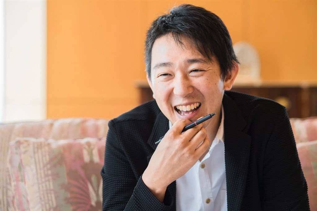日本新生代社會派小說家塩田武以近年熱門的Fake news為主軸,推出由5個短篇小說串成的新作「虛假的共犯」。(圖取自twitter.com/kodanshabunko)