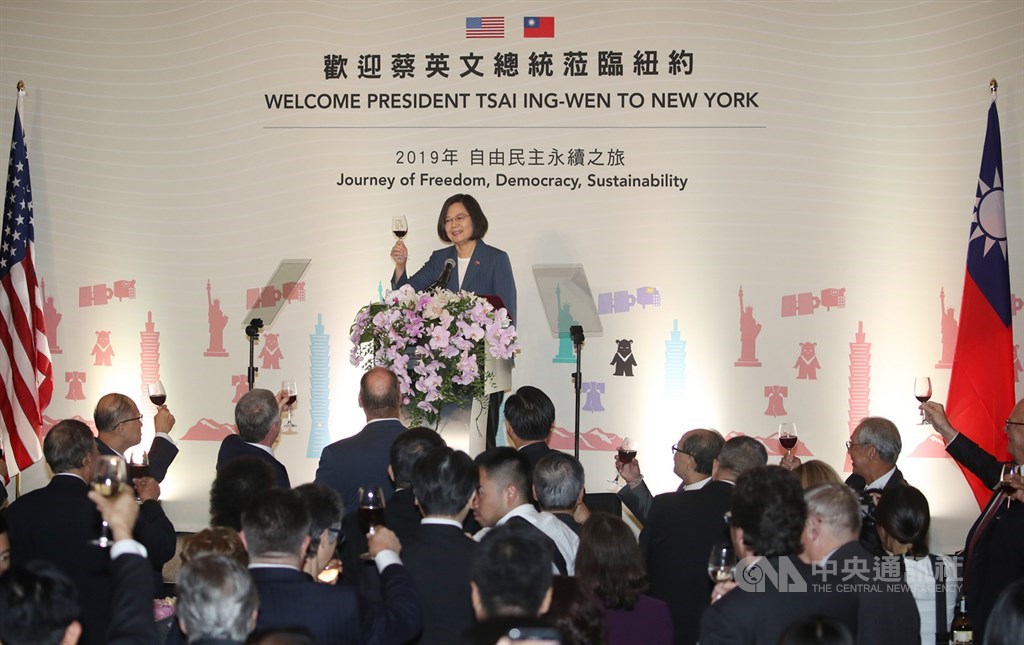 總統蔡英文(後中)出訪友邦,於當地時間11日過境紐約。12日(當地時間)出席主流暨僑界人士晚宴致詞,向與會來賓敬酒致意。中央社記者張新偉紐約攝 108年7月13日