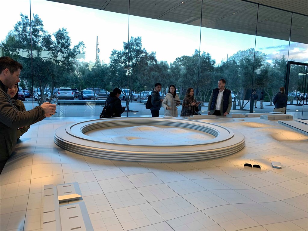 根據鑑價報告,位在美國加州古柏迪諾的蘋果公司總部,是全球最高價建築之一。圖為蘋果總部內部擺設。(民眾提供)