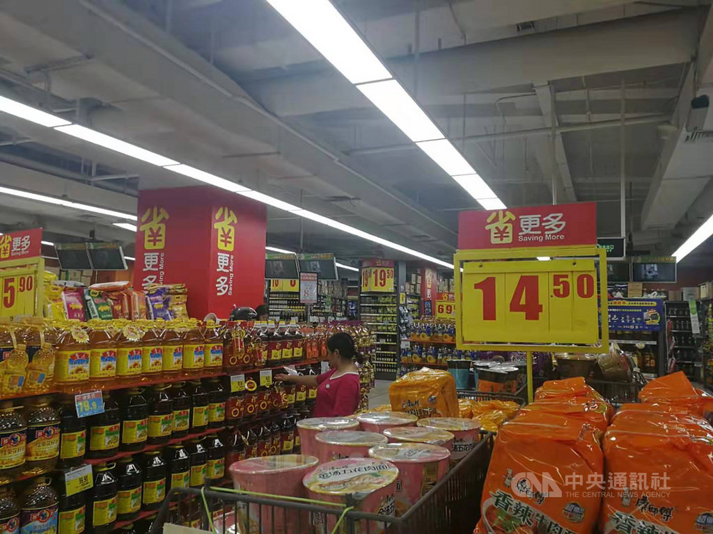 相較中國科技巨頭阿里巴巴旗下的盒馬鮮生展現的科技感,早年以明碼標價打入中國市場的家樂福至今似已漸漸失去青睞,若家樂福持續走在「省更多」的宣傳老路上,成效有待檢驗。(資料照片)中央社記者陳家倫寧海傳真 108年7月14日