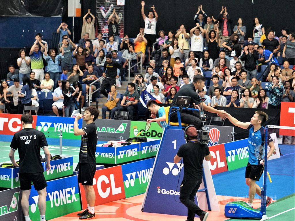 台灣男子雙打組合李洋(右)、王齊麟13日在美國羽球公開賽4強賽擊敗南韓組合李龍大、柳延星,獲得全場歡呼。中央社記者林宏翰洛杉磯攝 108年7月14日
