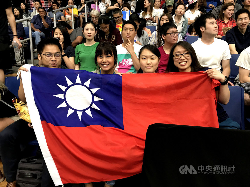 美國羽球公開賽有眾多台灣好手參加,熱愛羽毛球的南加州僑胞杜虔羚(右1)、留學生陳圓(右2)拿國旗到場加油。中央社記者林宏翰洛杉磯攝 108年7月14日