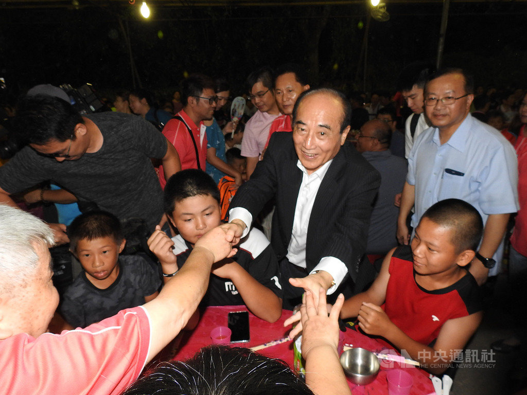 國民黨總統初選民調結果將於15日公布,不參加初選的前立法院長王金平(前右2)14日晚間出席宮廟活動時表示,不會脫黨參選。中央社記者王鴻國攝 108年7月14日