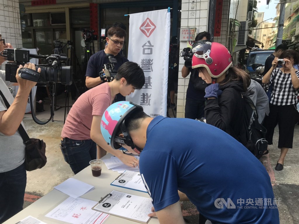 台灣基進黨與公民割草行動宣布罷免高雄市長韓國瑜行動第一階段連署書達標,陸續有民眾到台灣基進黨中央黨部連署。(中央社檔案照片)