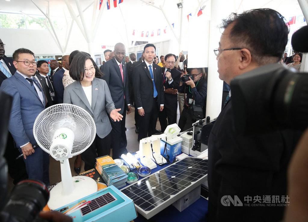 總統蔡英文(前左2)「自由民主永續之旅」當地時間13日下午抵達海地,出席海地台灣商品展開幕典禮,蔡總統參觀展覽攤位。中央社記者張新偉太子港攝 108年7月14日