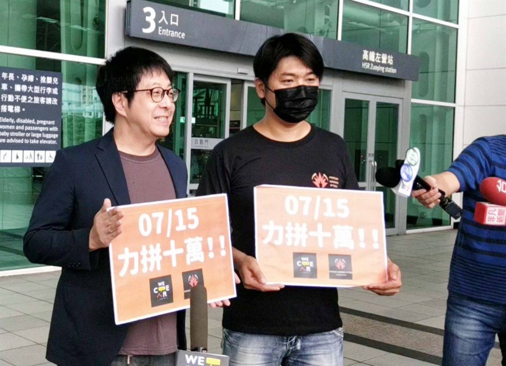 「Wecare高雄」發起「罷韓30行動」,發起人尹立(左)8日偕同公民割草幹部在左營高鐵站受訪,他說明目前兩團體回收連署書約8萬份,預計在7月中旬突破10萬份的目標,並宣示「罷韓行動不會停」。(Wecare高雄提供)中央社