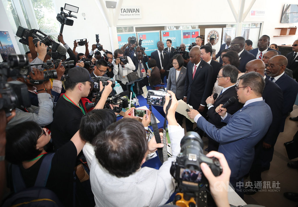 總統蔡英文(中右)「自由民主永續之旅」當地時間13日下午抵達海地,出席海地台灣商品展開幕典禮,蔡總統與海地總統摩依士(Jovenel Moise)(中右2)參觀展覽,吸引兩國媒體採訪拍攝。中央社記者張新偉太子港攝 108年7月14日