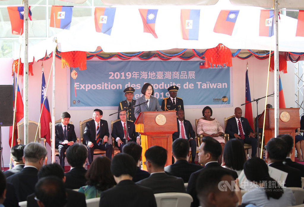 總統蔡英文(中)「自由民主永續之旅」當地時間13日下午抵達海地,並出席海地台灣商品展開幕典禮,蔡總統盼藉由商展平台,促進雙邊貿易及產品拓銷,也深化兩國的合作交流。中央社記者張新偉太子港攝 108年7月14日