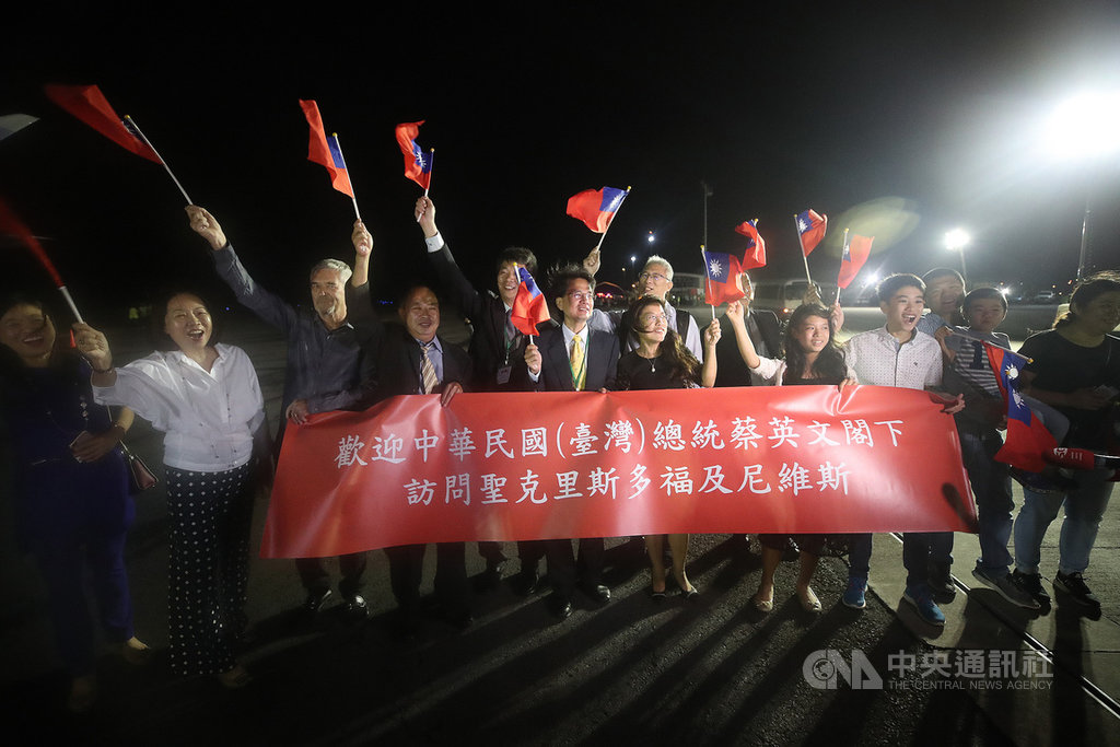 總統蔡英文訪問加勒比海友邦,13日(當地時間)抵達聖克里斯多福及尼維斯,僑胞到機場迎接蔡總統,高喊「總統好」。中央社記者張新偉攝 108年7月14日