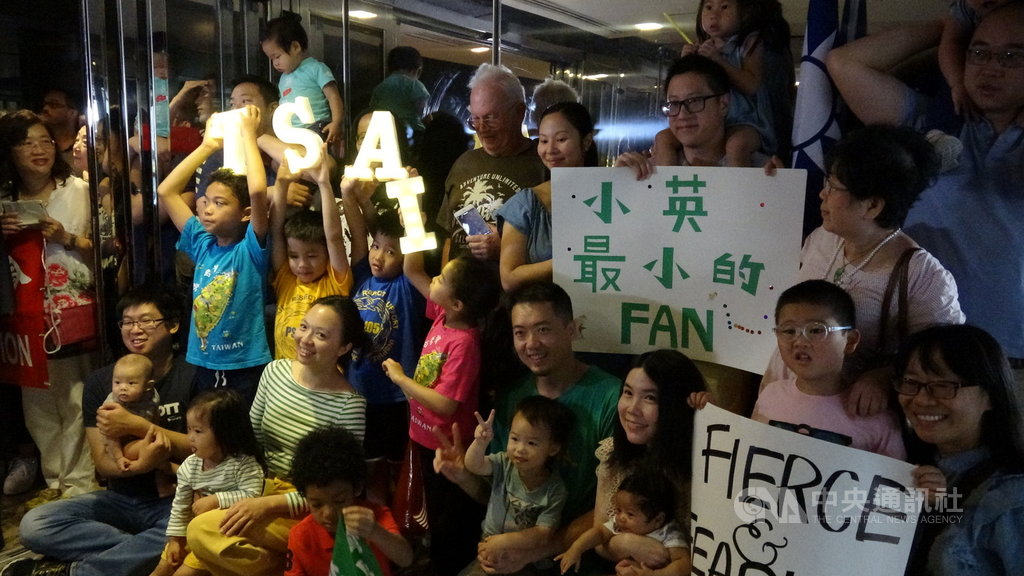 總統蔡英文美東時間13日結束紐約行程離境,上百台僑現場歡送。小朋友舉著T、S、A、I字母與「小英最小的FAN」海報跟總統阿姨說再見。中央社記者江今葉紐約攝 108年7月14日