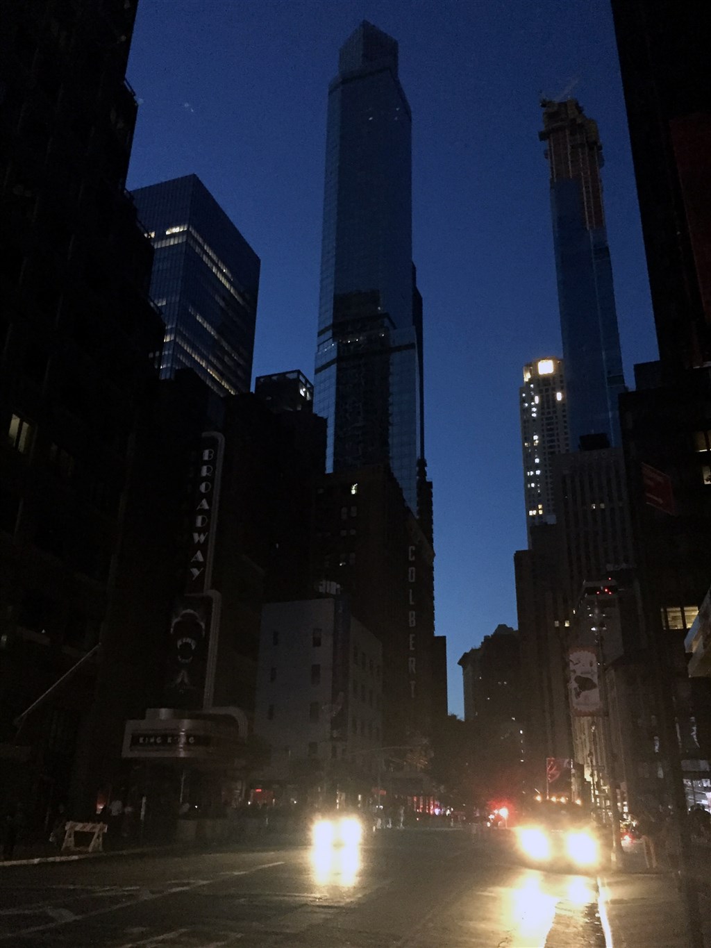 美國紐約13日晚間發生大規模停電,從洛克斐勒中心到上西城一帶都受波及。(法新社提供)