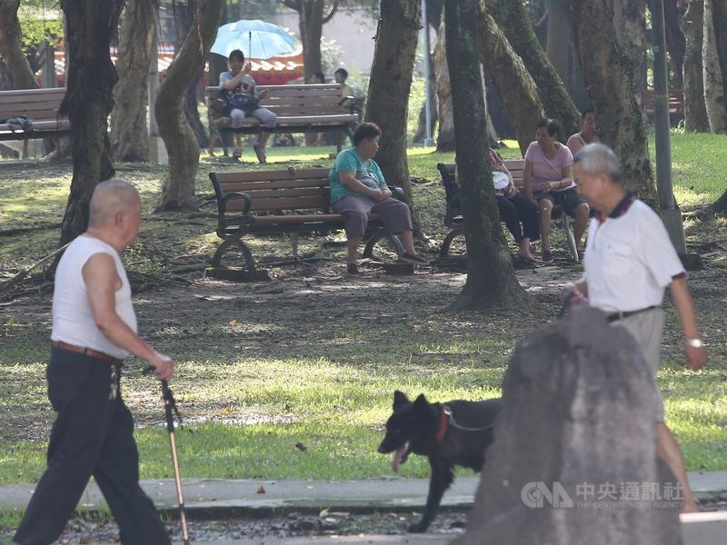 中央銀行總裁楊金龍曾在公開場合提及台灣人口老化帶來的經濟隱憂指出,台灣長期有儲蓄率偏高、投資率不足的問題,使得國內有效需求不足,而儲蓄率升高主因,便是老年人口較不愛花錢。(示意圖/中央社檔案照片)