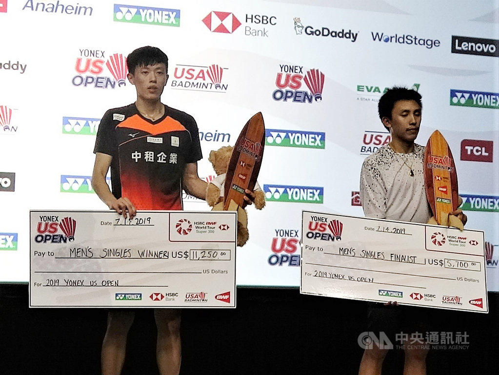 美國羽球公開賽,台灣19歲好手林俊易(圖左)從資格賽一路殺進決賽,美西時間14日以黑馬之姿拿下冠軍。圖為頒獎現場。中央社記者林宏翰洛杉磯攝 108年7月15日