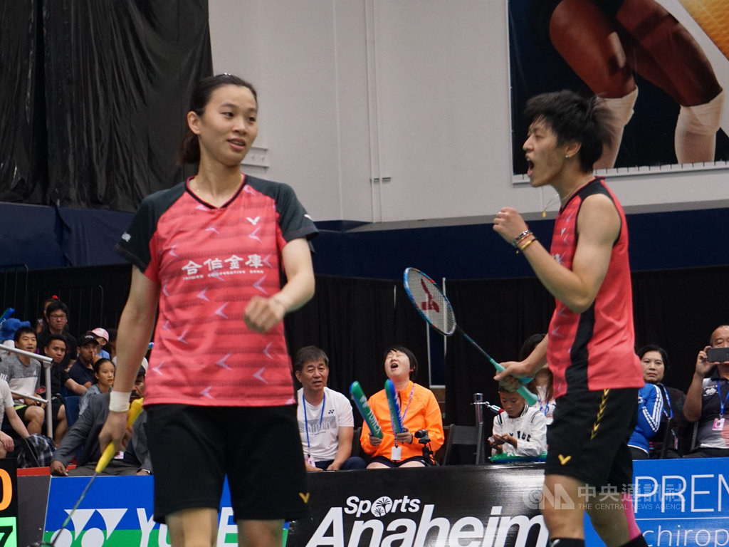 台灣羽毛球選手許雅晴(左)、李哲輝14日在美國羽球公開賽冠軍戰擊敗法國組合,拿下混雙冠軍。圖為拿下勝利的瞬間。中央社記者林宏翰洛杉磯攝 108年7月15日