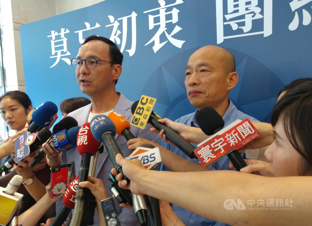 國民黨15日公布總統初選民調結果,高雄市長韓國瑜(中右)15日以44.805%支持度勝出,韓國瑜出席黨中央記者會後,前往拜會初選落敗的前新北市長朱立倫(中左),盼藍軍大團結。中央社記者施宗暉攝 108年7月15日