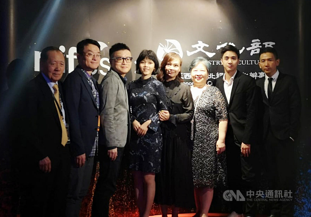 駐馬來西亞台北經濟文化辦事處文化組組長周蓓姬(右3)14日出席馬來西亞國際電影節和駐馬來西亞台北經濟文化辦事處舉辦的「台灣精選」媒體記者會,與一眾導演和演員合影。中央社記者蘇麗娜吉隆坡攝 108年7月15日