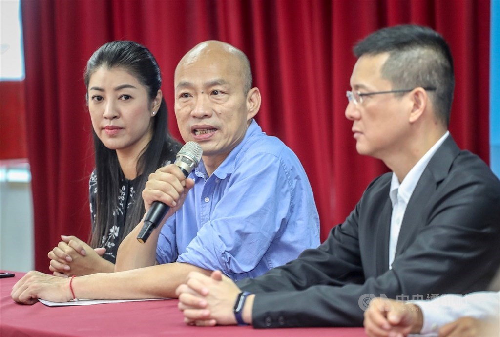 將代表國民黨參選總統的高雄市長韓國瑜(中)15日表示,心中充滿萬千感謝,包括感謝高雄市民給他這樣的機會,他承諾執行市長職務不會懈怠,「我還是高雄市長,一定會全力衝市政」。中央社記者裴禛攝 108年7月15日