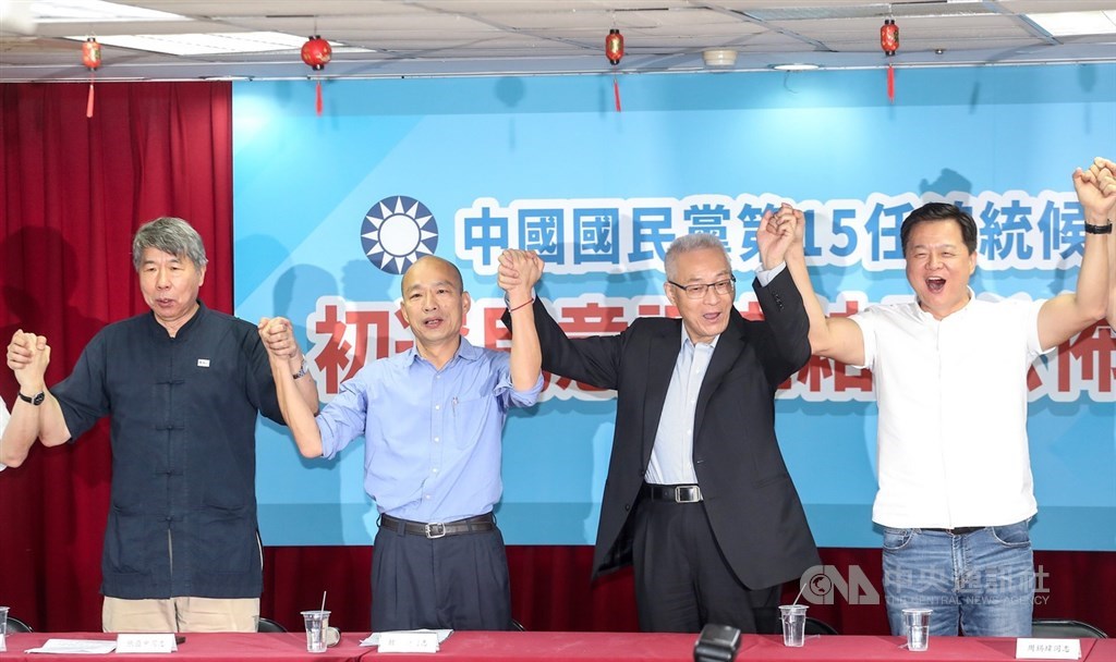 國民黨15日公布總統初選民調結果,高雄市長韓國瑜(左2)以44.805%支持度勝出,將代表國民黨角逐2020總統選戰。國民黨主席吳敦義(右2)上午親自召開記者會,與韓國瑜、前台北縣長周錫瑋(右)、孫文學校總校長張亞中(左)牽手高喊團結。中央社記者裴禛攝 108年7月15日