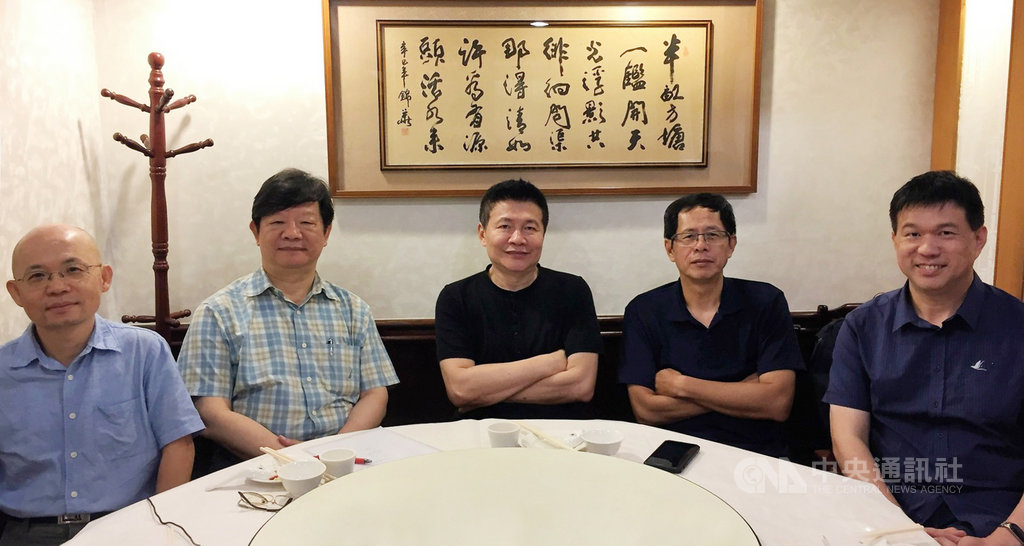 東華大學楊牧文學獎詩獎甄選結果出爐,由陳昌遠的詩集「工作記事」獲首獎,5名文學名家評審評為主題環繞在勞動者的特殊詩作;右起東華大學華文系教授須文蔚、作家劉克襄、詩人羅智成、中央大學文學院長李瑞騰、詩人唐捐(劉正忠)。(東華大學提供)中央社記者李先鳳傳真 108年7月15日