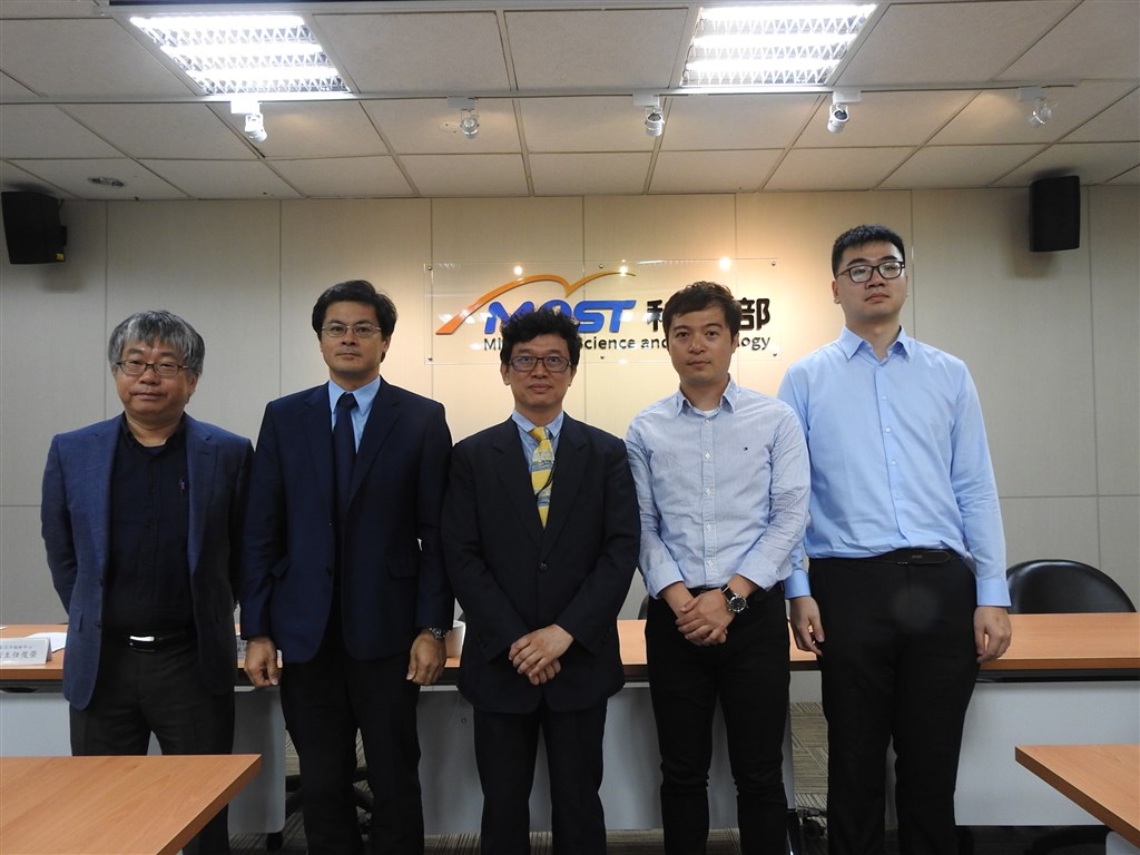 台大化學系副教授陳浩銘(右2)帶領的跨國研究團隊,以「單原子三價鐵」,做為催化劑,可望提升二氧化碳還原的效能、減緩溫室效應。(圖取自科技部網頁most.gov.tw)