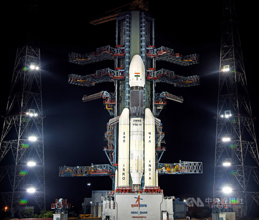 印度太空研究組織(ISRO)15日凌晨在安德拉省斯利哈里柯塔太空中心以同步軌道衛星運載火箭3號搭載「月球飛船二號」準備倒數升空,因技術故障取消。(印度太空研究組織提供)中央社記者康世人新德里傳真 108年7月15日