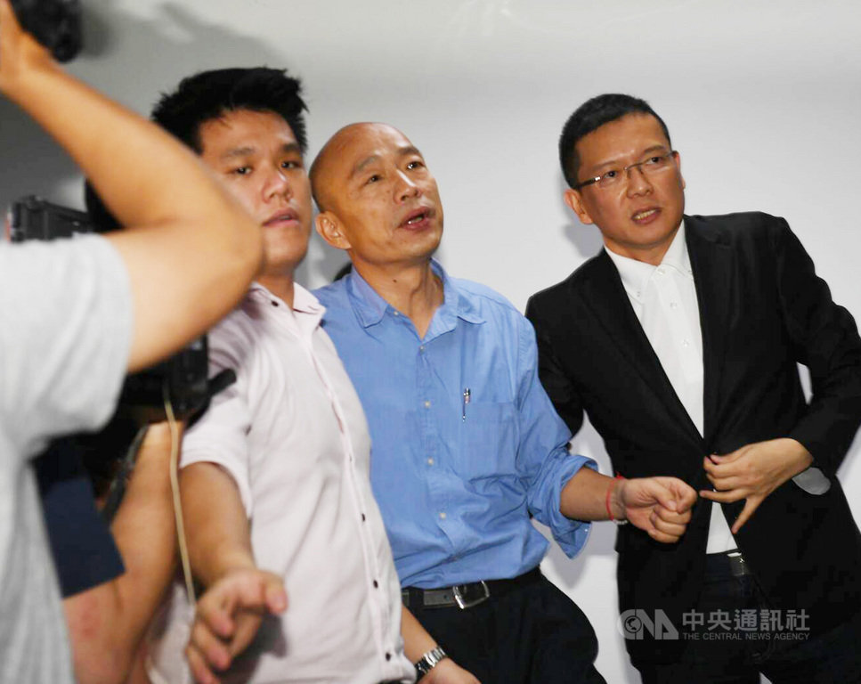 國民黨15日公布總統初選民調結果,高雄市長韓國瑜(中)以44.805%支持度勝出,並前往拜會前新北市長朱立倫,盼藍軍大團結。中央社記者施宗暉攝 108年7月15日
