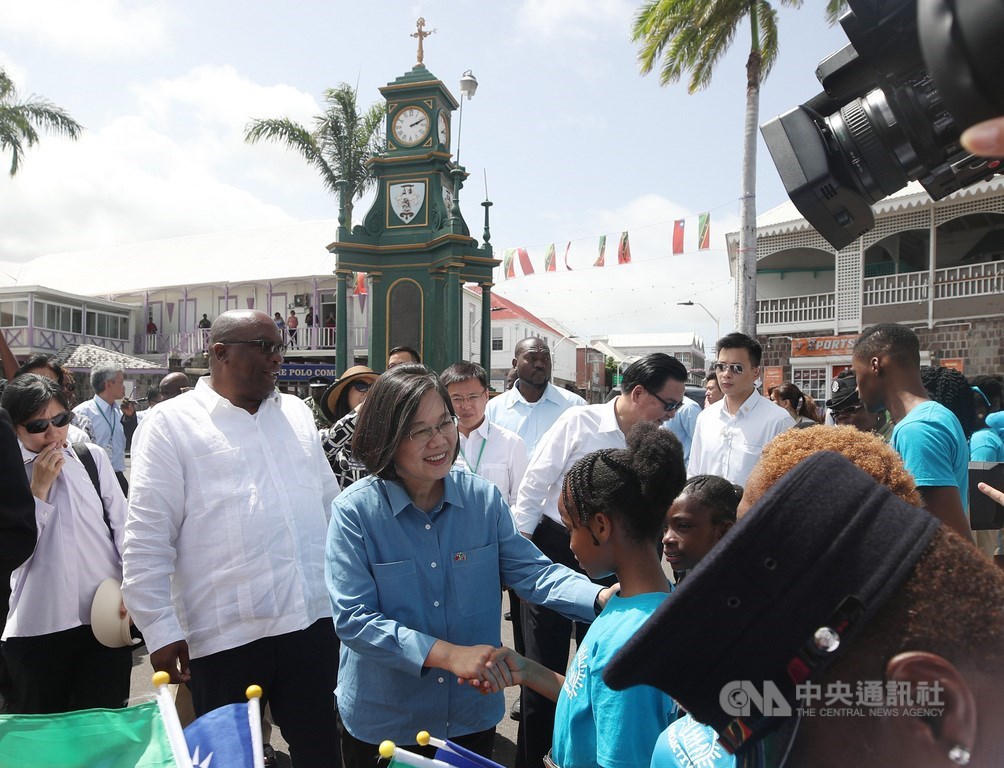 總統蔡英文(前左3)訪問聖克里斯多福及尼維斯15日(當地時間)第3天行程,蔡總統在克國總理哈里斯(Timothy Harris)(前左2)陪同下,前往市中心,參訪知名地標-柏克利紀念鐘塔(The Berkeley Memorial),民眾與學童們夾道列隊歡迎。中央社記者張新偉聖克里斯多福攝 108年7月16日