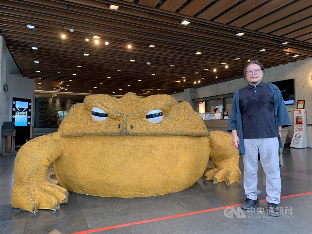 新北市立鶯歌陶瓷博物館舉辦「2019夏日泥巴藝術季」,展出8件大型泥雕創作。圖為藝術家林義傑與作品「千眼無明蟾」合影。中央社記者葉臻攝 108年7月16日