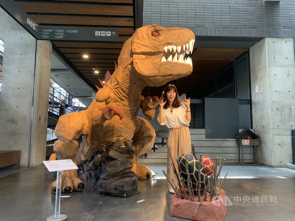 新北市立鶯歌陶瓷博物館舉辦「2019夏日泥巴藝術季」,展出8件大型泥雕創作。圖為參觀民眾與藝術家黃偉茜作品合影。中央社記者葉臻攝 108年7月16日