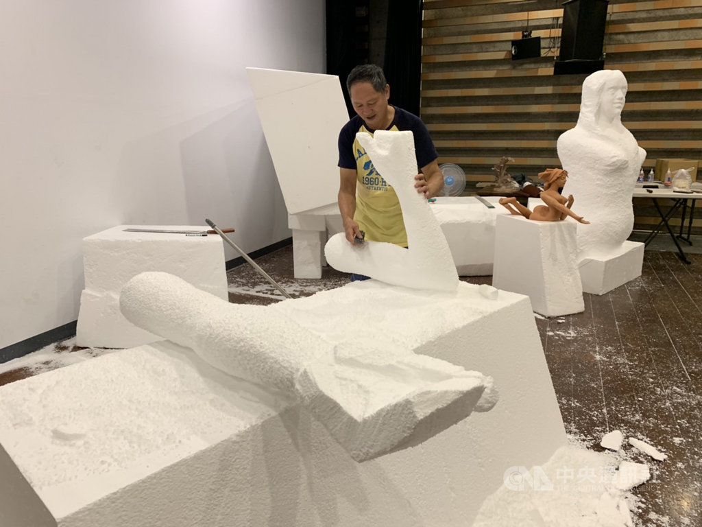 新北市立鶯歌陶瓷博物館舉辦「2019夏日泥巴藝術季」,展出8件大型泥雕創作。藝術家游忠平作品「我愛超級美人魚」利用保麗龍進行雕刻、鋼條固定,最後才用泥巴製作表面,耗時一個多月才完成。中央社記者葉臻攝 108年7月16日