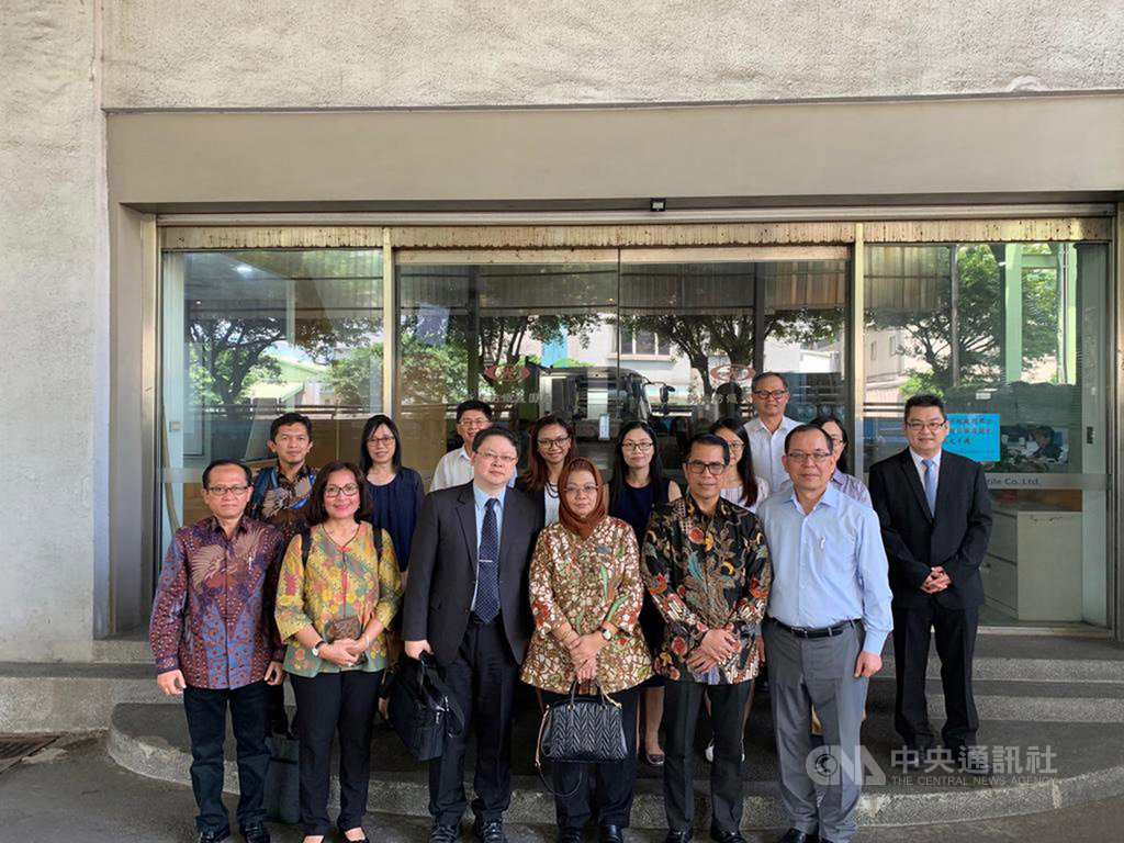 為了建立讓台灣企業直聘首度赴台移工的制度,印尼海外勞工安置暨保護局國際合作推廣部副主席艾莉雅今年6月拜訪新光紡織,了解新光紡織的工作環境,洽談相關事宜。(印尼海外勞工安置暨保護局提供)中央社記者石秀娟傳真 108年7月16日
