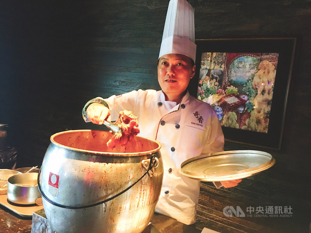 聽到「肉骨茶」,多數民眾都會聯想到新加坡,但其實肉骨茶發源地是在馬來西亞巴生港。肉骨茶創始人李文地的第3代傳人李峰賢(圖)近期應邀來台客座,盼帶給台灣饕客最正宗的肉骨茶。中央社記者余曉涵攝 108年7月16日